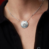 A Joia Paola Vilas Pendente Cecília é uma escultura vestível com formato de mamilos feita em prata 925, em formato de corpo.