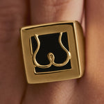 Modelo usando anel chevalier Paola Vilas em prata 925 com banho em ouro 18k de bumbum asbtrato