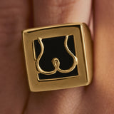 Modelo usando anel chevalier Paola Vilas em prata 925 com banho em ouro 18k de bumbum asbtrato
