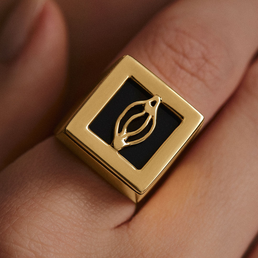 Modelo usando anel chevalier Paola Vilas em prata 925 com banho em ouro 18k de vulva asbtrata