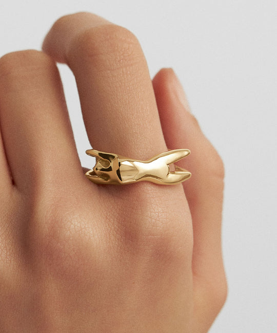 Modelo usando anel de corpo feminino em prata 925 com banho em ouro 18k