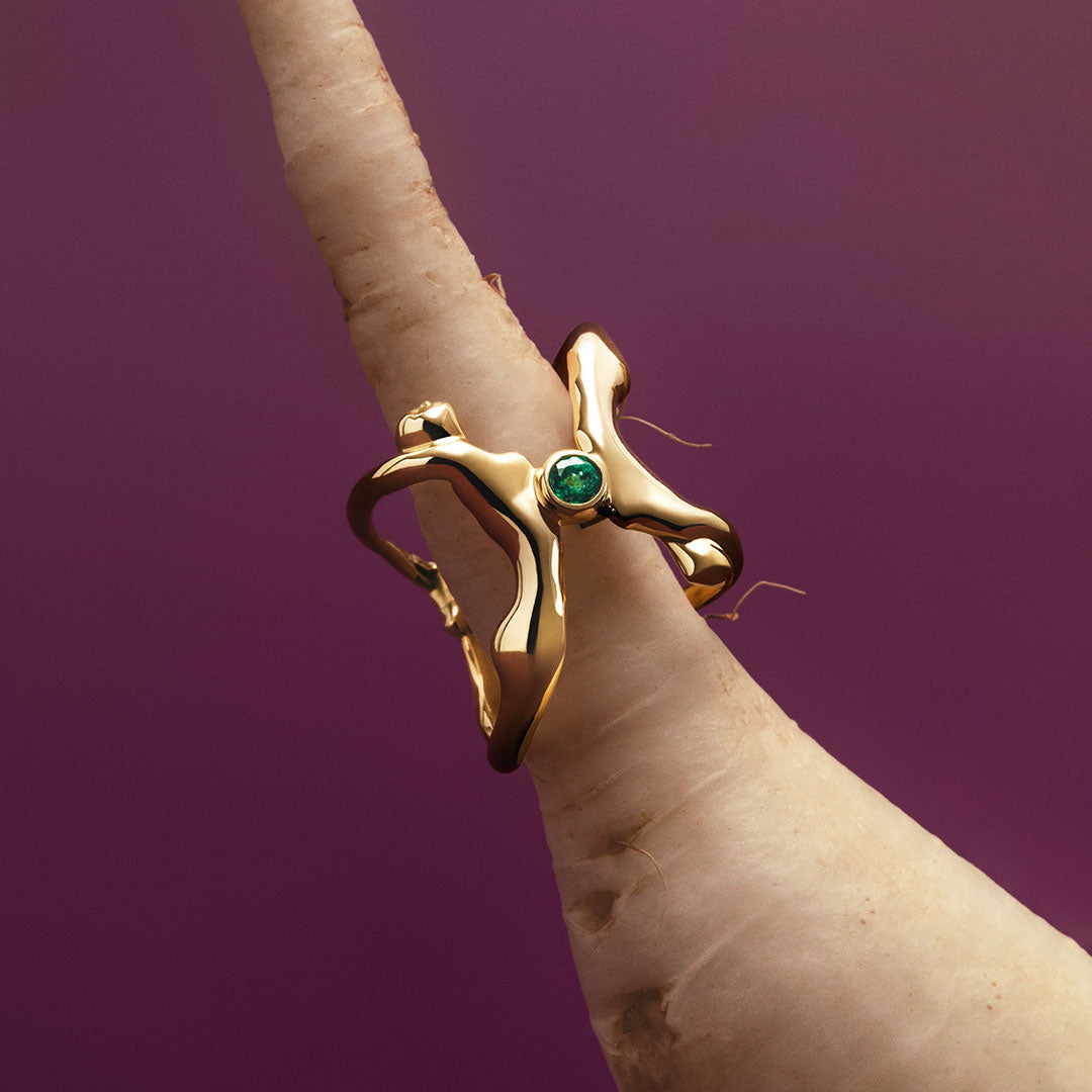 Anel em ouro 18k de corpos adornado com esmeralda