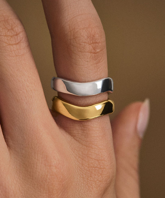 Modelo usando aneis de formato orgânico em prata 925 com banho de ouro 18k