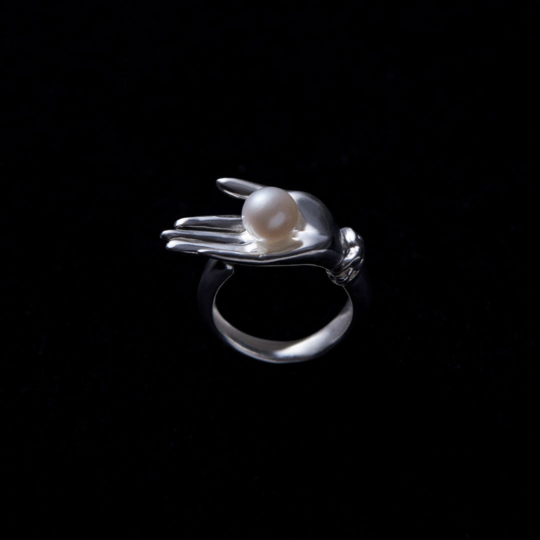 Anel escultura de mão em prata 925 com pérola botão