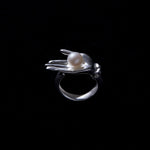 Anel escultura de mão em prata 925 com pérola botão