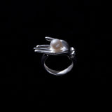 Anel escultura de mão em prata 925 com pérola botão