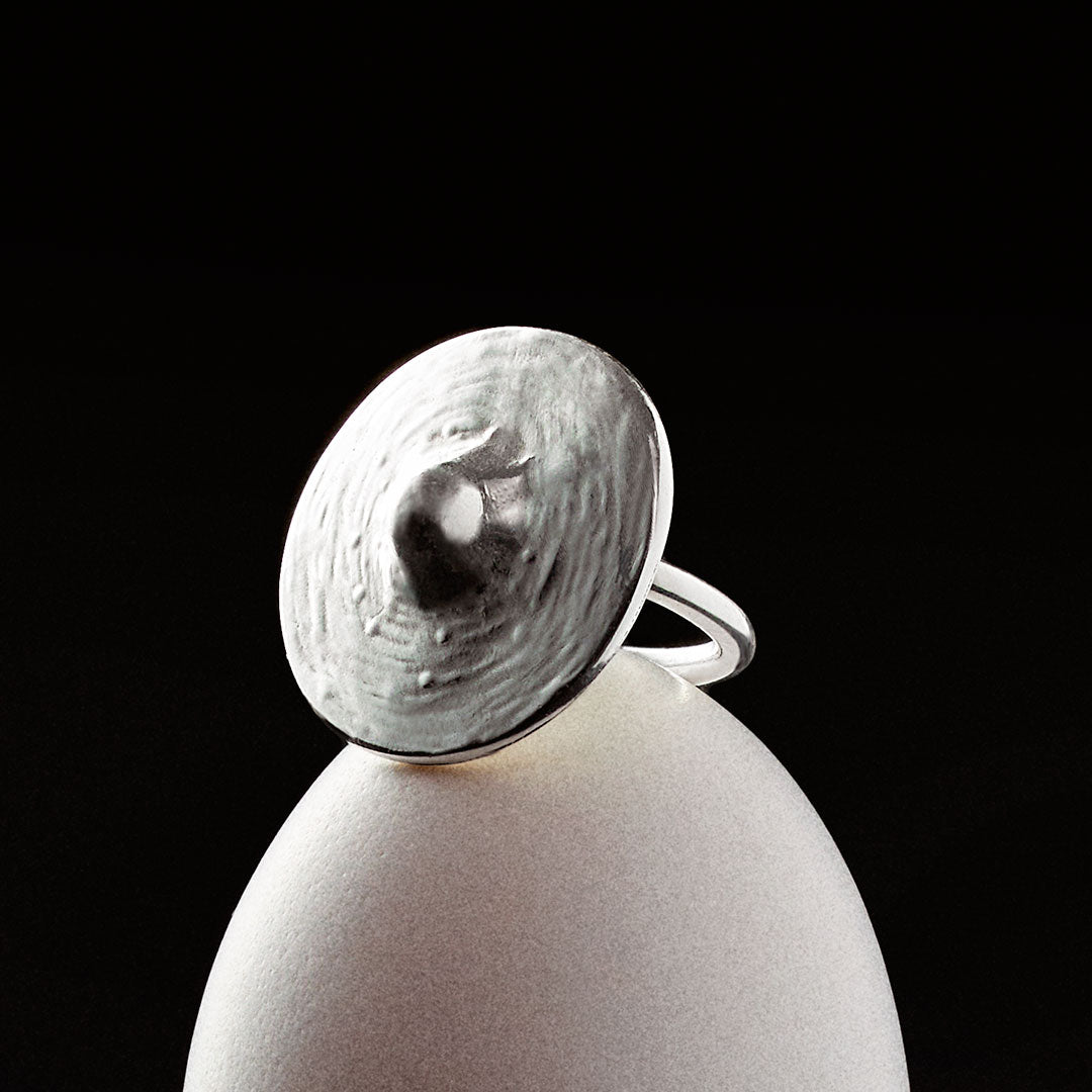 Anel de mamilo em prata 925 de lado