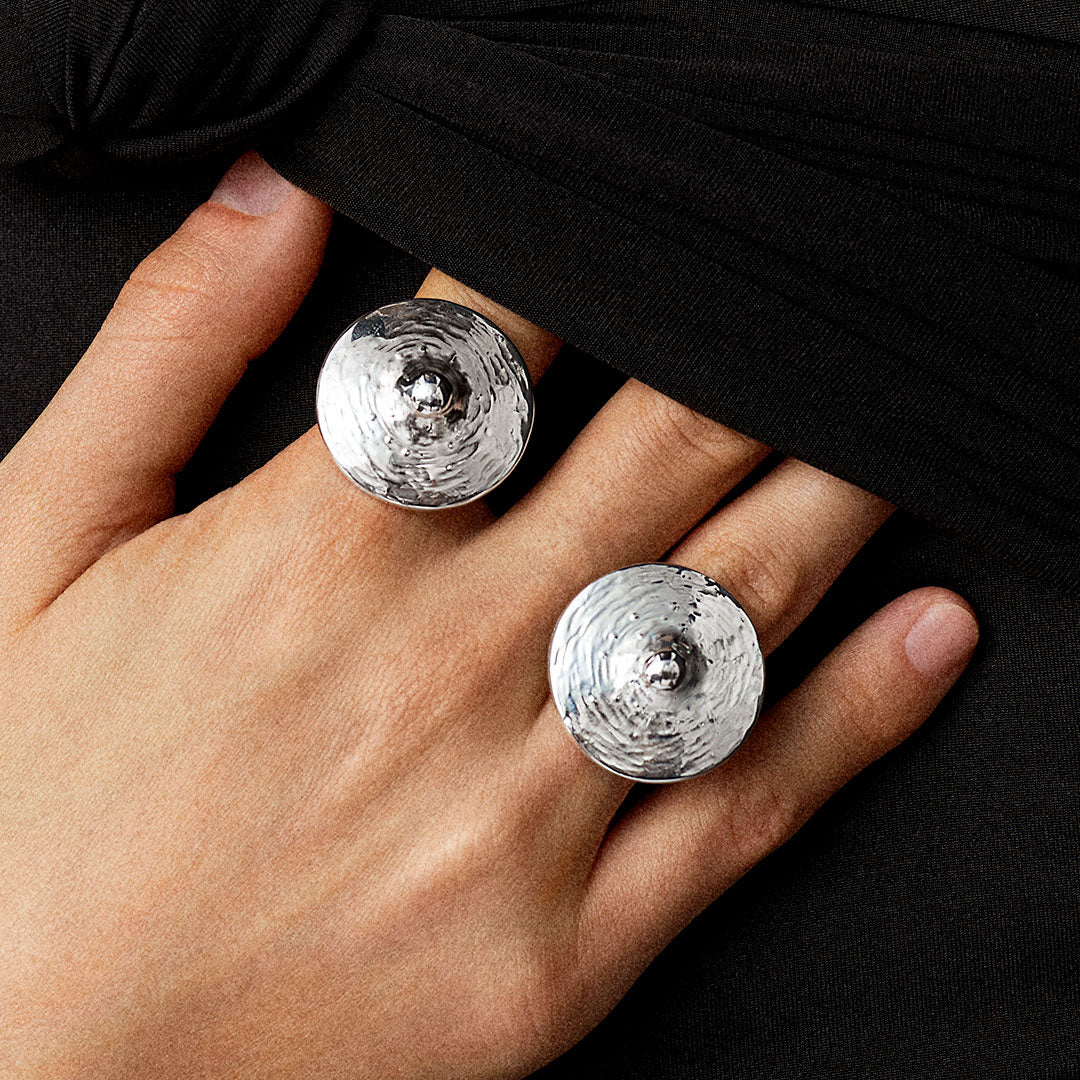 Modelo usando anéis em prata 925 de mamilos