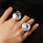 Modelo usando anéis em prata 925 de mamilos