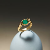 Anel em ouro 18k de mãos com diamantes e esmeralda oval