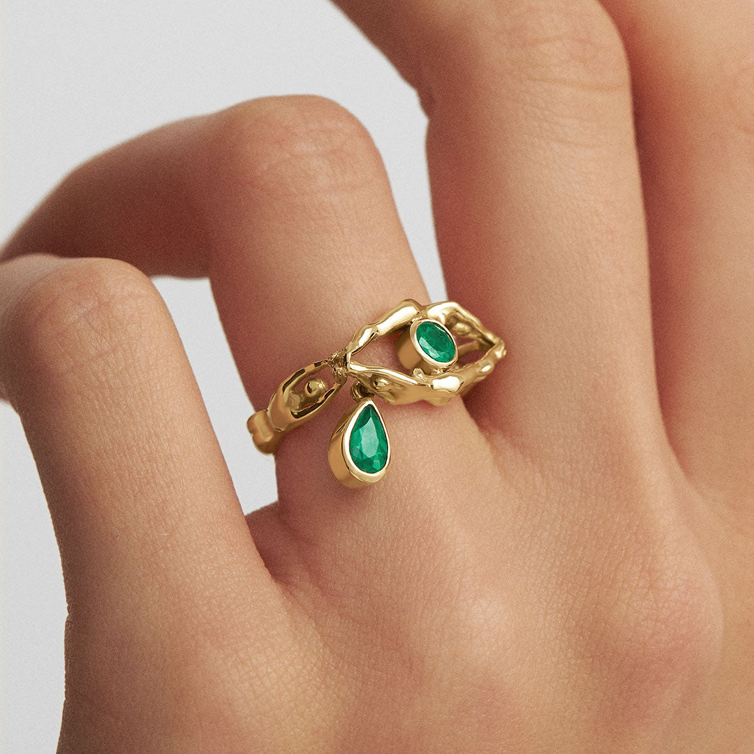 Modelo usando anel de olho com lágrima e corpos em ouro 18k e esmeraldas