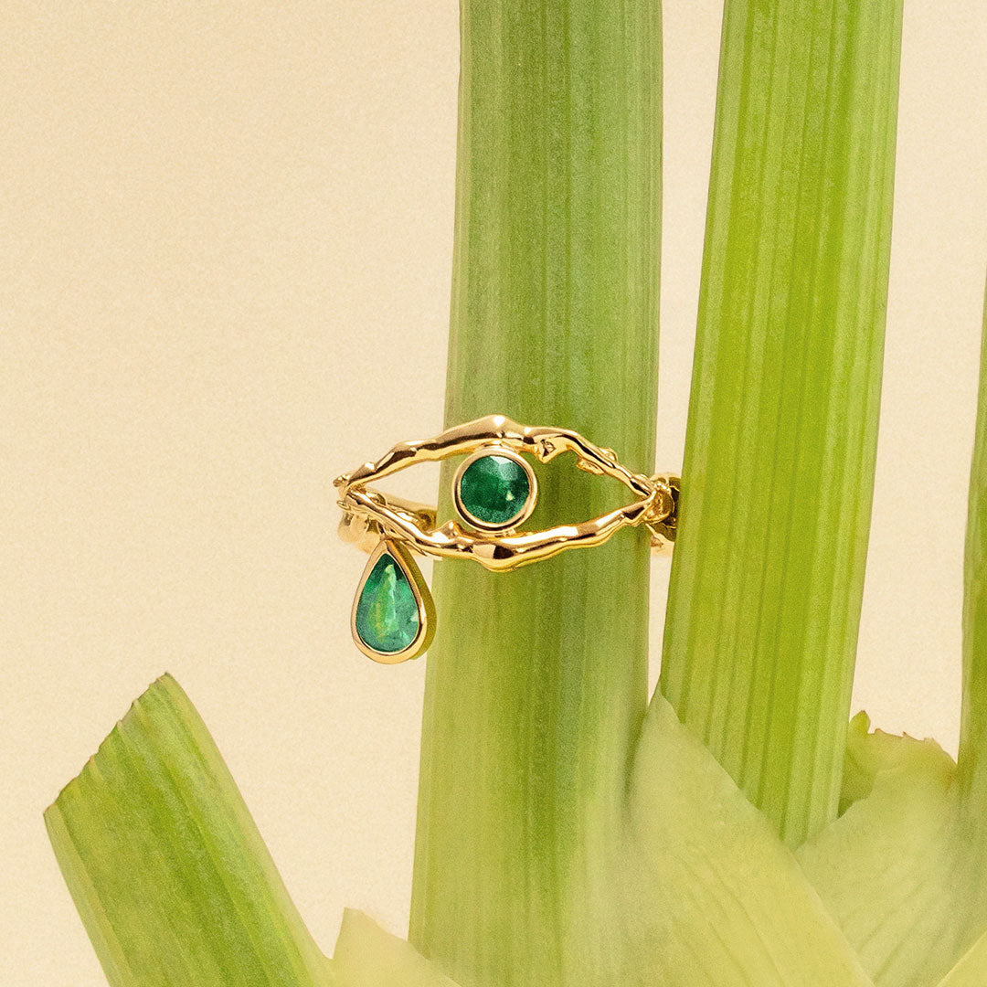 Anel em ouro 18k de olho com lágrima adornado com esmeraldas 