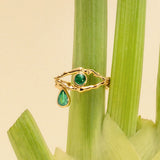 Anel em ouro 18k de olho com lágrima adornado com esmeraldas 