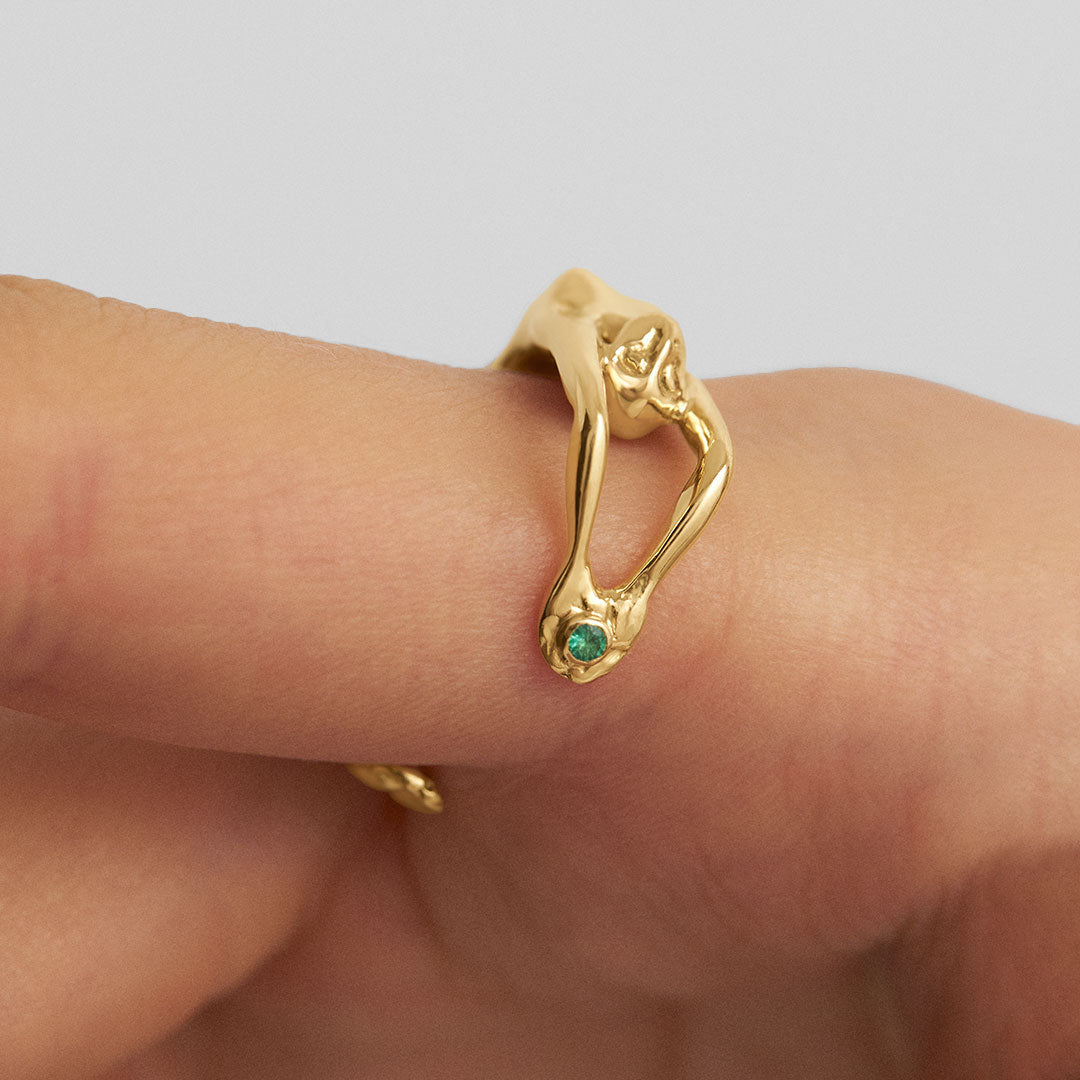 Modelo usando anel em ouro 18k e esmeralda de corpo feminino