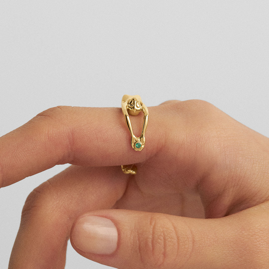 Modelo usando joia em ouro 18k e esmeralda de anel de corpo feminino