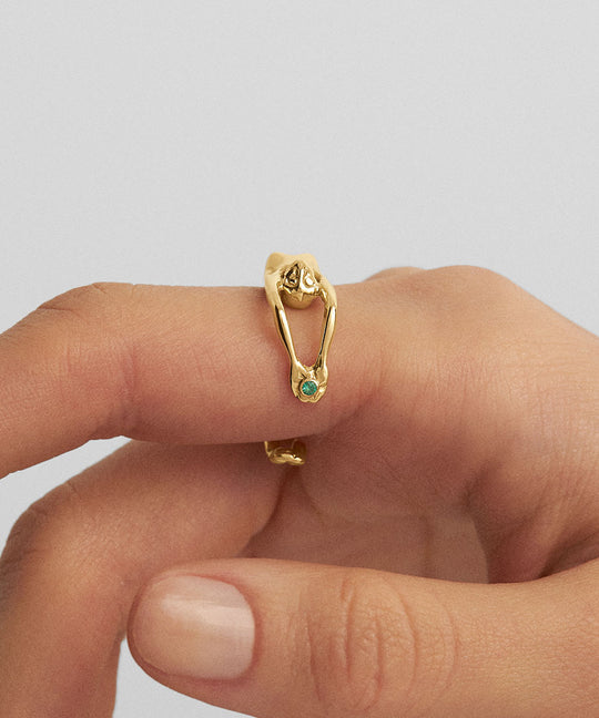 Modelo usando joia em ouro 18k e esmeralda de anel de corpo feminino