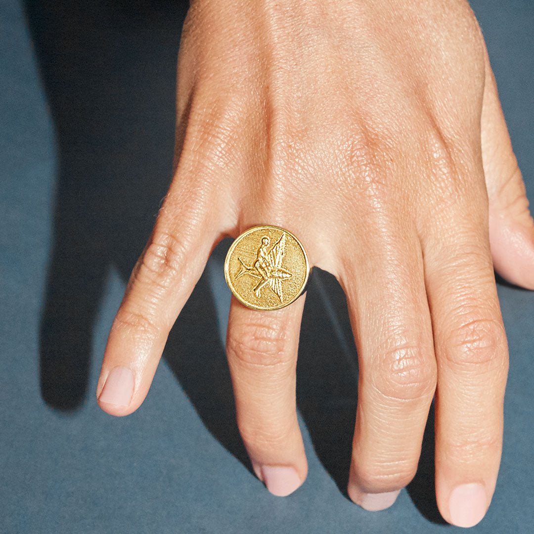 Modelo usando anel chevalier em prata 925 com banho de ouro 18k de peixe voador