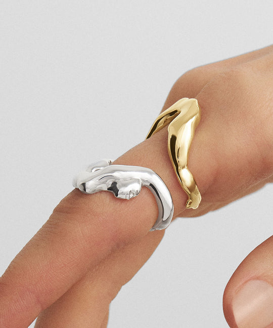 Modelo de mão usando anéis de um corpo feminino derretido em prata 925 com banho de ouro 18k