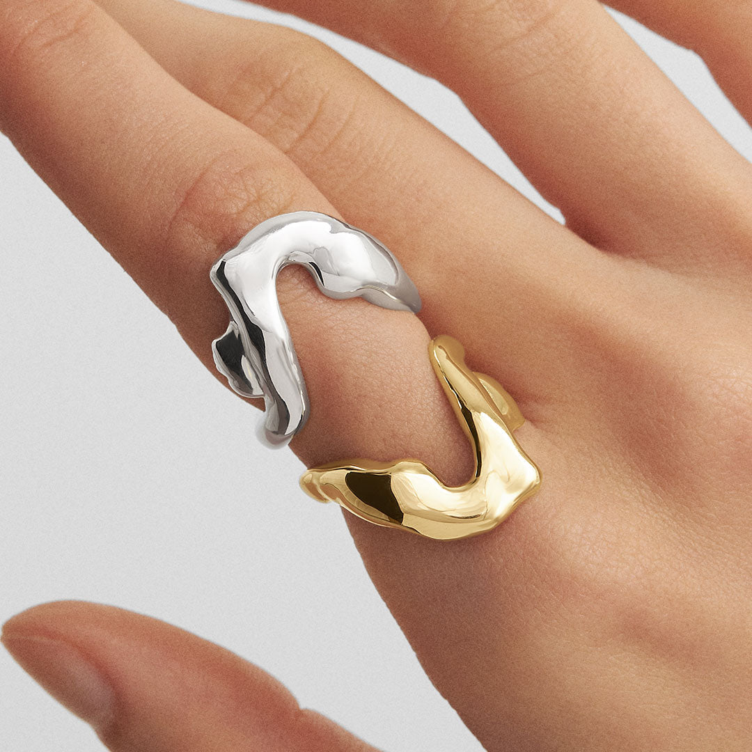 Anel de prata 925 com banho de ouro 18k de um corpo feminino