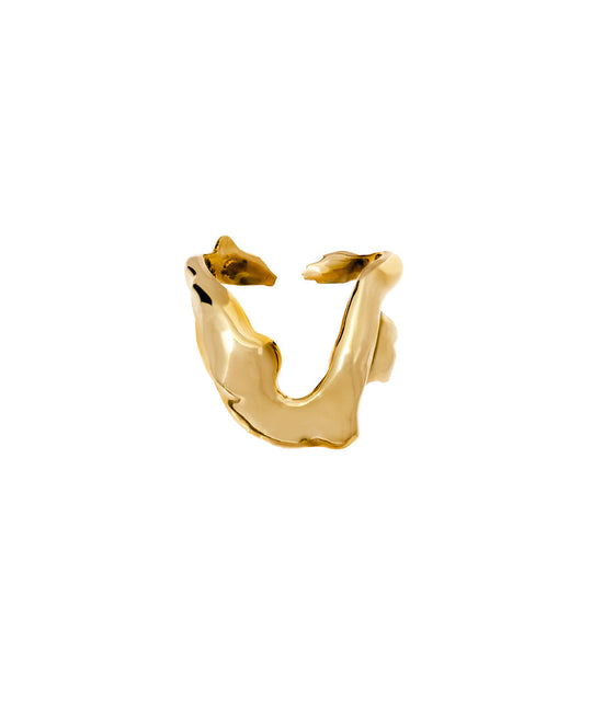 Anel de prata 925 com banho de ouro 18k de um corpo feminino