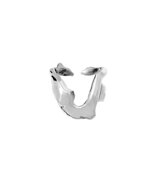 Anel de prata 925 com banho de ouro 18k de um corpo feminino