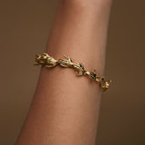 Modelo usando pulseira de mãos em corrente de prata 925 com banho de ouro 18k