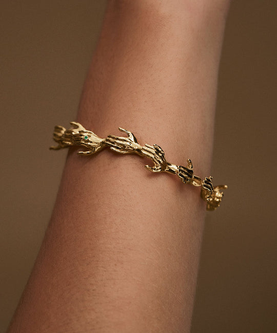 Modelo usando pulseira de mãos em corrente de prata 925 com banho de ouro 18k