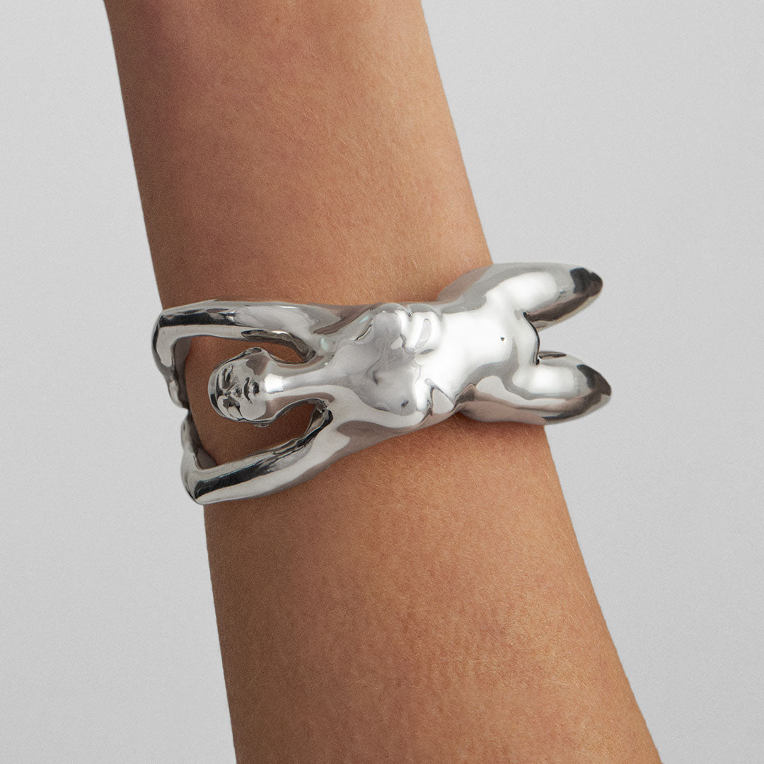 Modelo usando bracelete Paola Vilas em prata 925 de corpo feminino