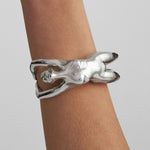 Modelo usando bracelete Paola Vilas em prata 925 de corpo feminino