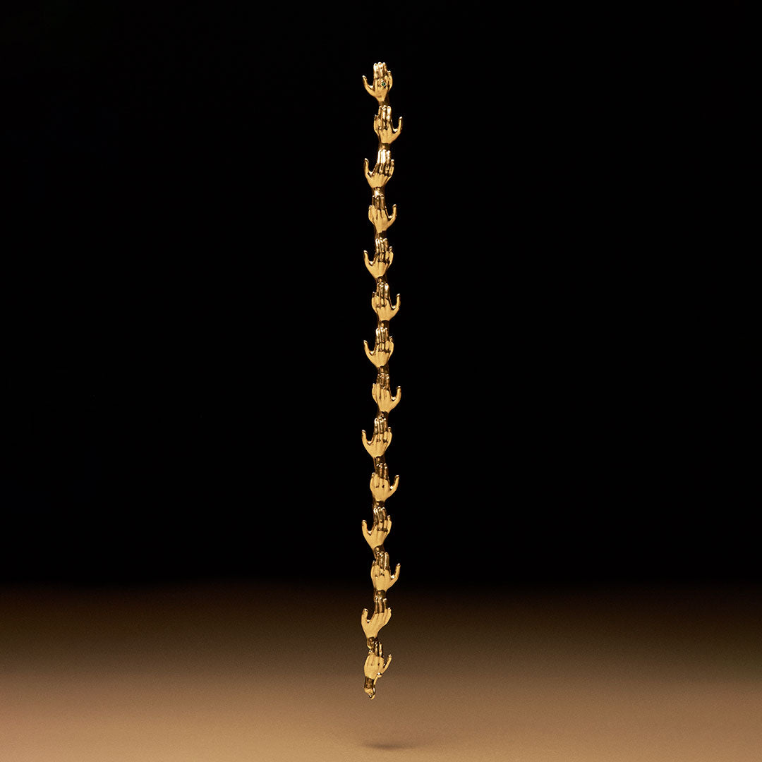 Bracelete em prata 925 com banho de ouro 18k de mãos em corrente adornado com esmeralda