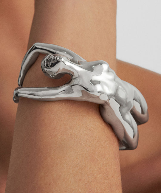 Modelo usando bracelete em prata 925 de corpo de mulher