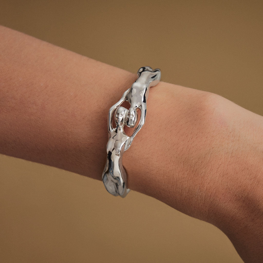 Modelo usando bracelete em prata 925 de corpos femininos fundidos