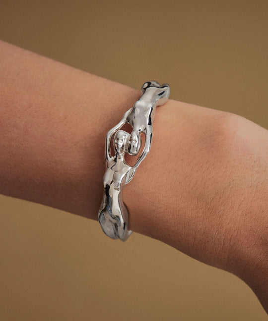 Modelo usando bracelete em prata 925 de corpos femininos fundidos