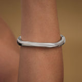 Modelo usando bracelete abstrato em prata 925