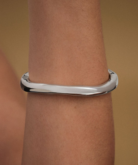 Modelo usando bracelete abstrato em prata 925