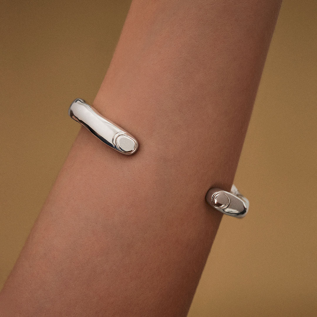 Modelo usando bracelete de dedo surrealista em prata 925