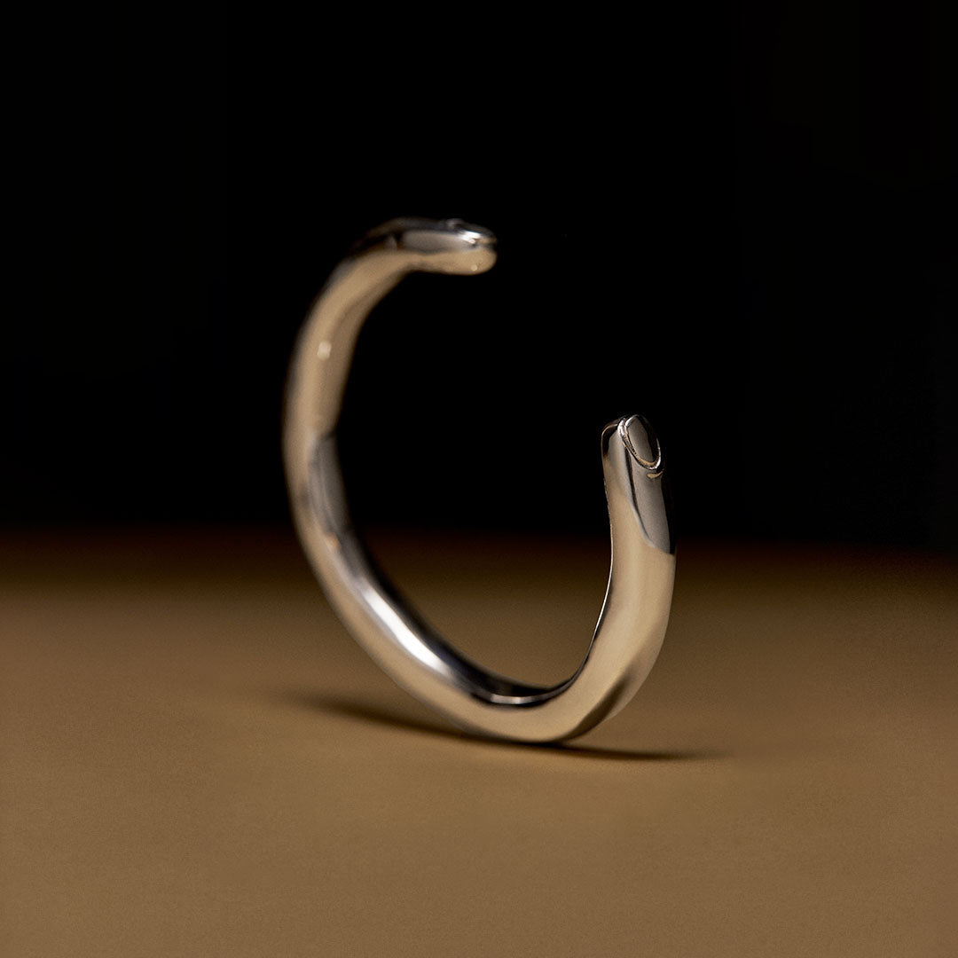 Bracelete surrealista de dedo em prata 925