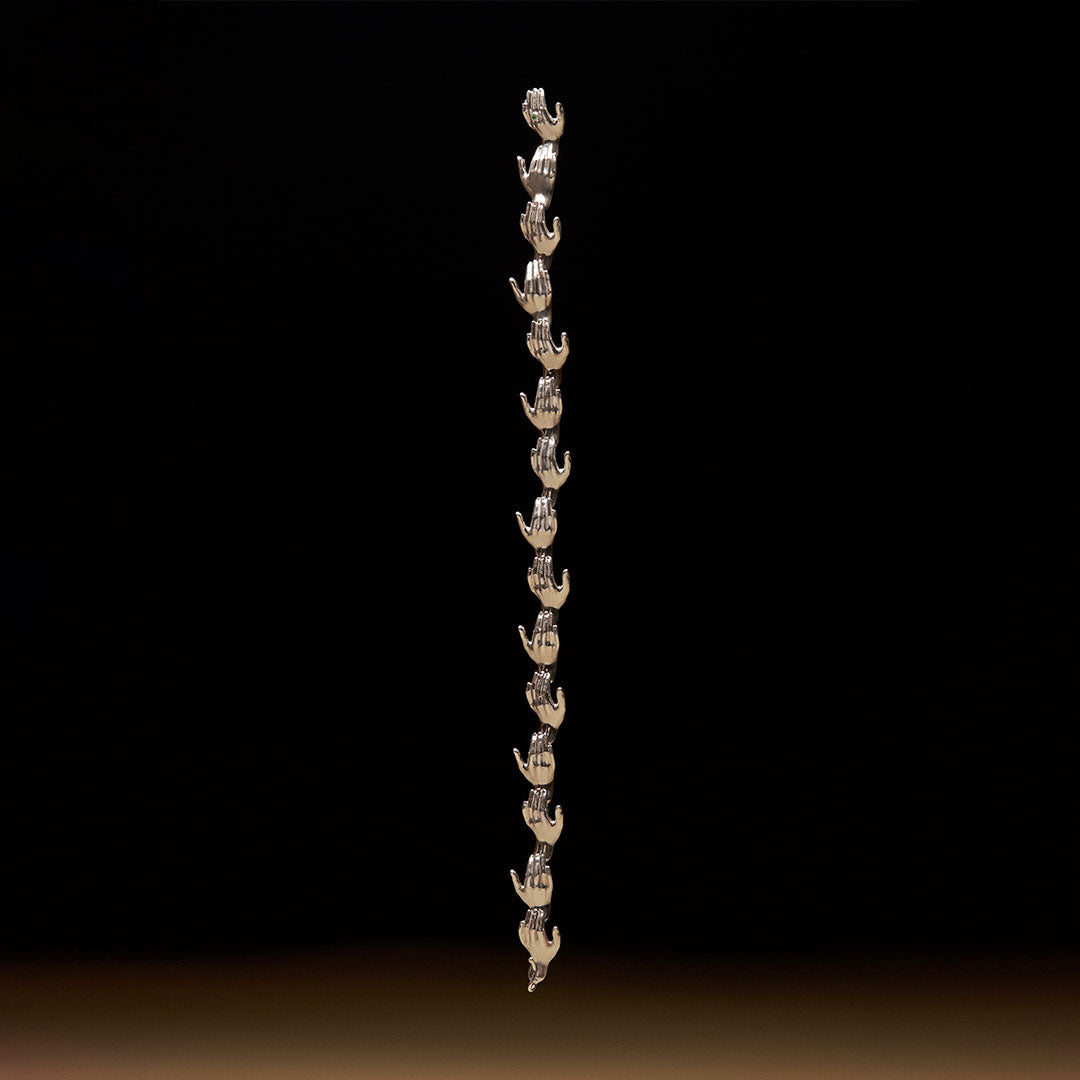 Bracelete em prata 925 de mãos em corrente adornado com esmeralda