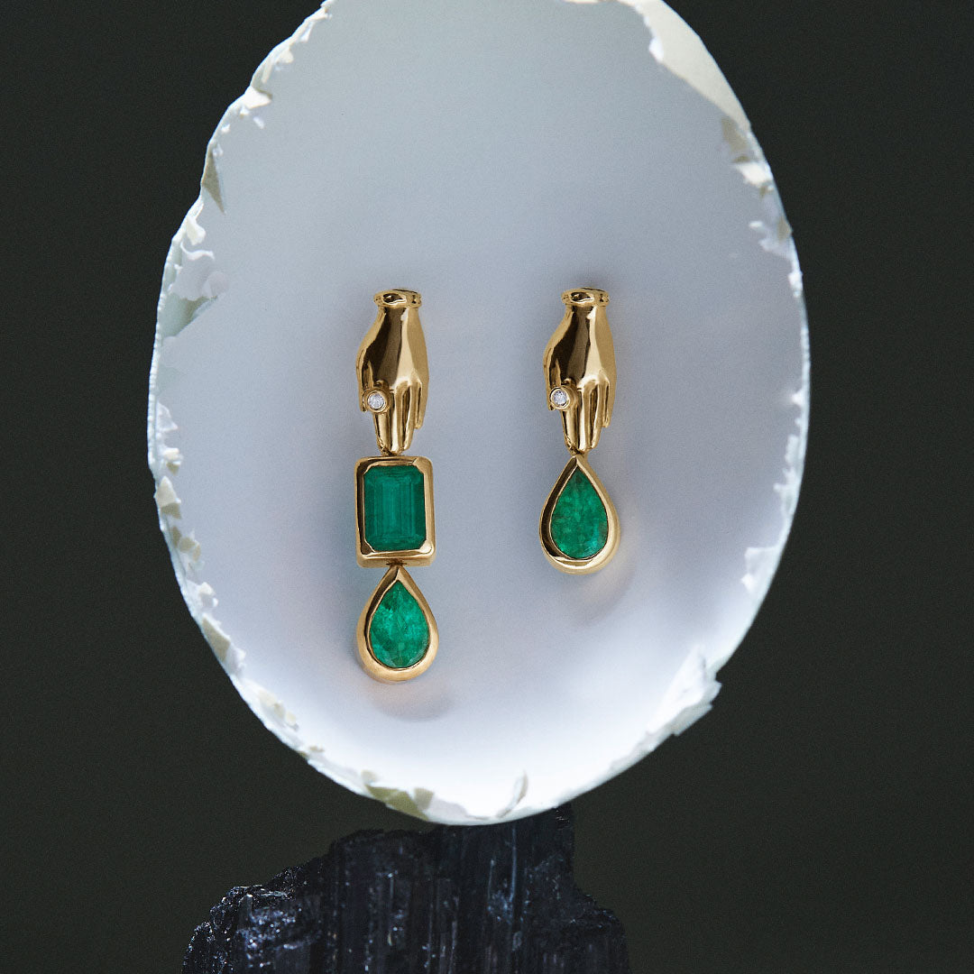 Brincos assimétricos em ouro 18k de mãos adornado de esmeraldas e diamantes