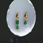 Brincos assimétricos em ouro 18k de mãos adornado de esmeraldas e diamantes