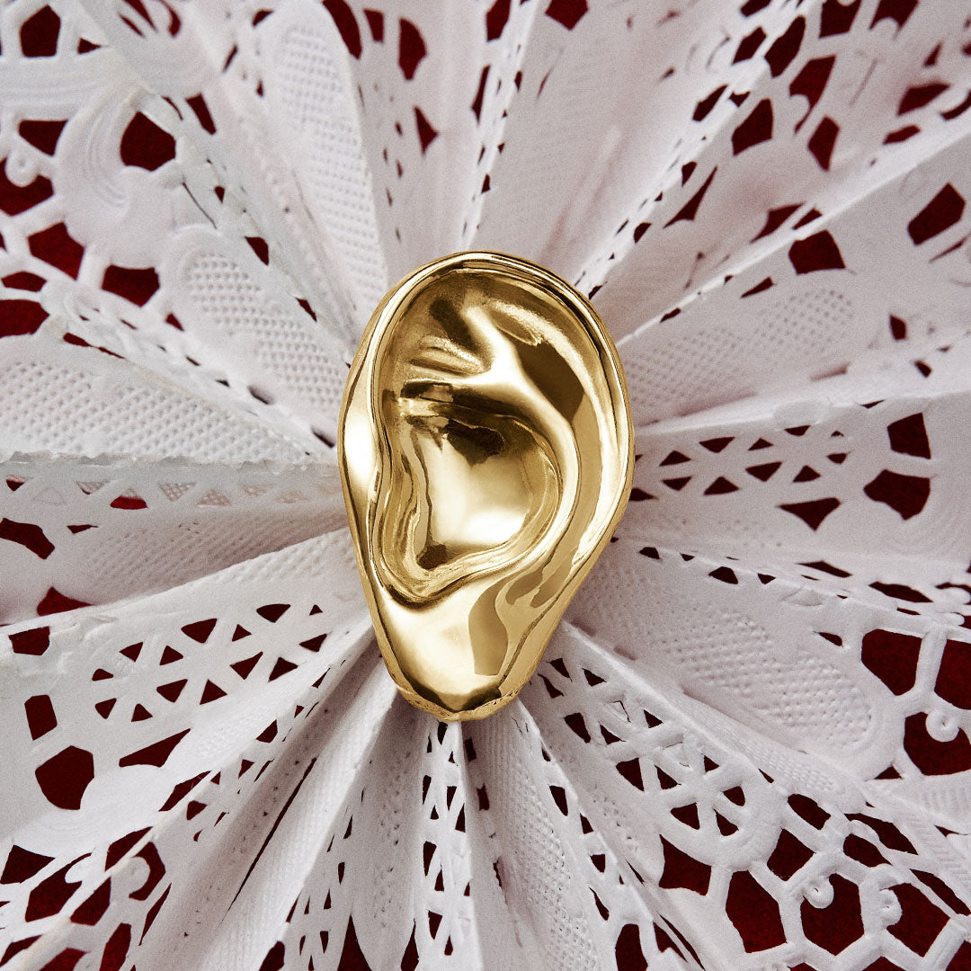 Brinco em prata 925 com banho de ouro 18k de orelha esculpida