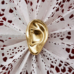 Brinco em prata 925 com banho de ouro 18k de orelha esculpida