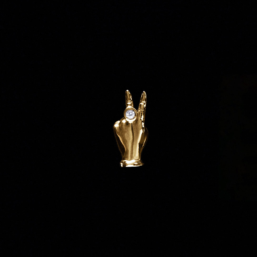 Brinco de mini mão em sinal de paz em ouro 18k adornado com diamante