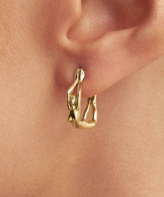 Modelo usando brinco em ouro 18k de mini argola de corpo feminino