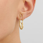 Modelo usando brinco de prata 925 com banho de ouro 18k de alfinete com corpo feminino