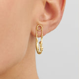 Modelo usando brinco de prata 925 com banho de ouro 18k de alfinete com corpo feminino