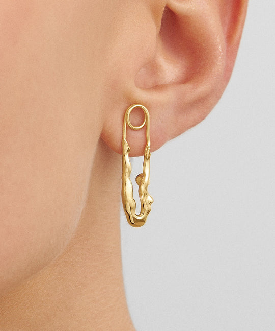 Modelo usando brinco de prata 925 com banho de ouro 18k de alfinete com corpo feminino