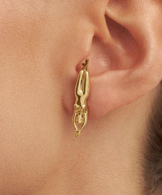 Modelo com brinco de corpo de mulher em prata 925 com banho de ouro 18k