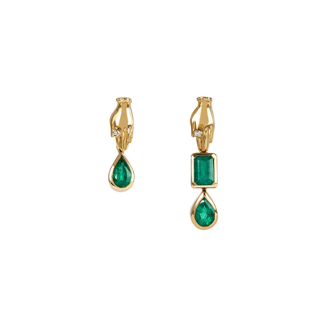 Brincos Paola Vilas assimétricos em ouro 18k de mãos adornadas de esmeraldas e diamantes