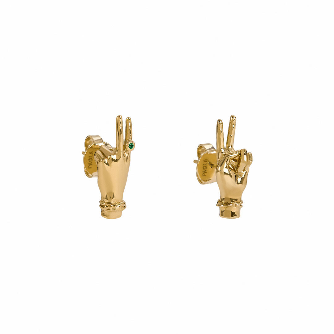 Brincos de prata 925 com banho de ouro 18k e esmeralda de mãos em sinal de paz